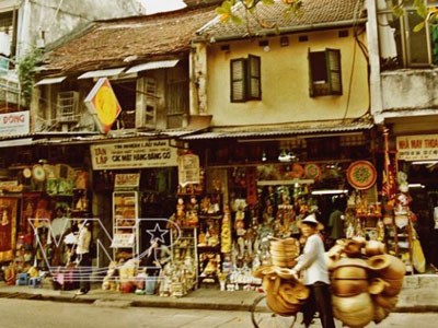 La calle de Hang Quat destaca con su singularidad en el barrio antiguo de Hanói