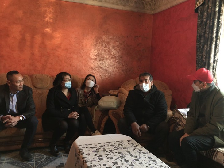 La embajada de Vietnam en Argelia realiza visitas a compatriotas con motivo del Tet 2022