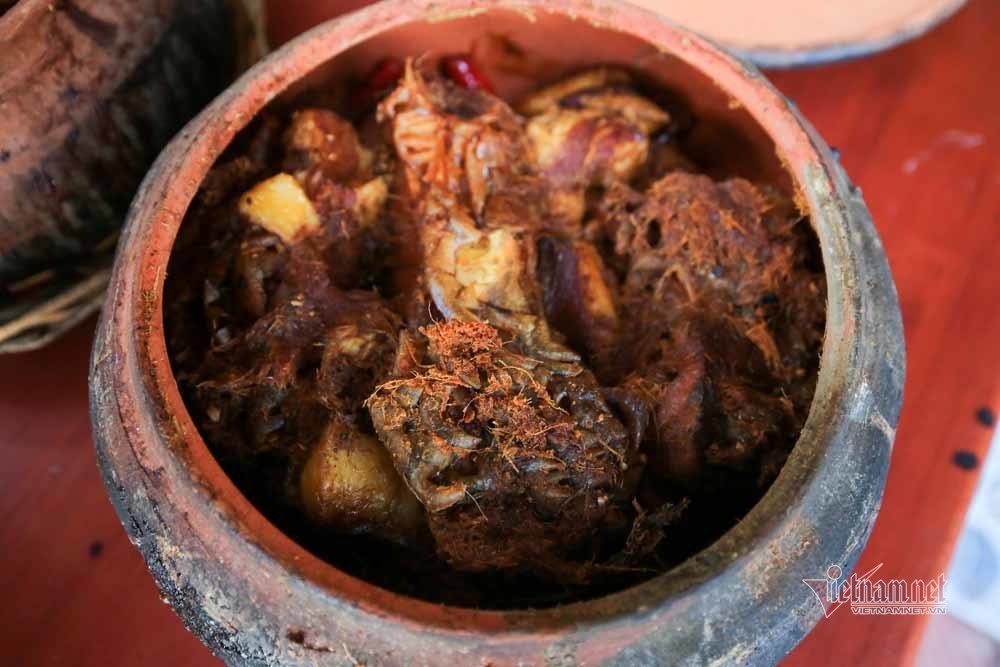 Delicia de Tet el pescado cocinado a fuego lento de la aldea de Vu Dai