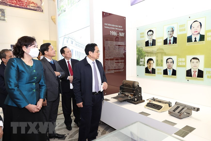 El primer ministro Pham Minh Chinh visita el Banco Estatal de Vietnam en ocasión del Año Nuevo Lunar