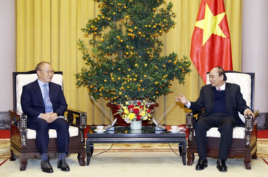 El presidente recibe el entrenador del equipo de fútbol masculino de Vietnam