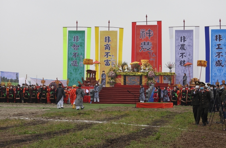 El presidente Nguyen Xuan Phuc asiste al festival de labranza en Ha Nam