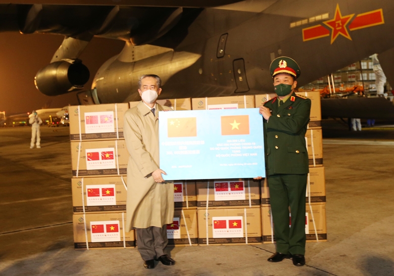 Entrega de la vacuna contra la COVID-19 de China al Ministerio de Defensa de Vietnam
