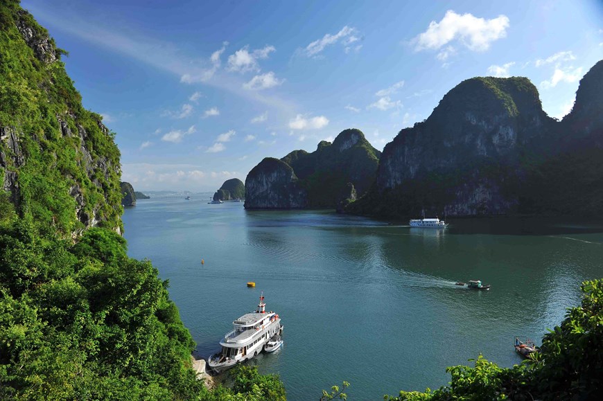 Contemplen el bello escenario de la bahía de Ha Long