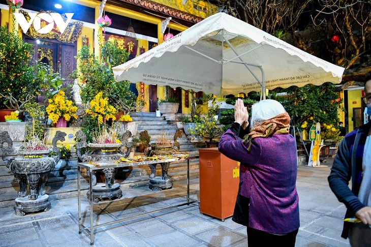 Visitas a las pagodas a principios del Año Nuevo Lunar belleza cultural de Vietnam