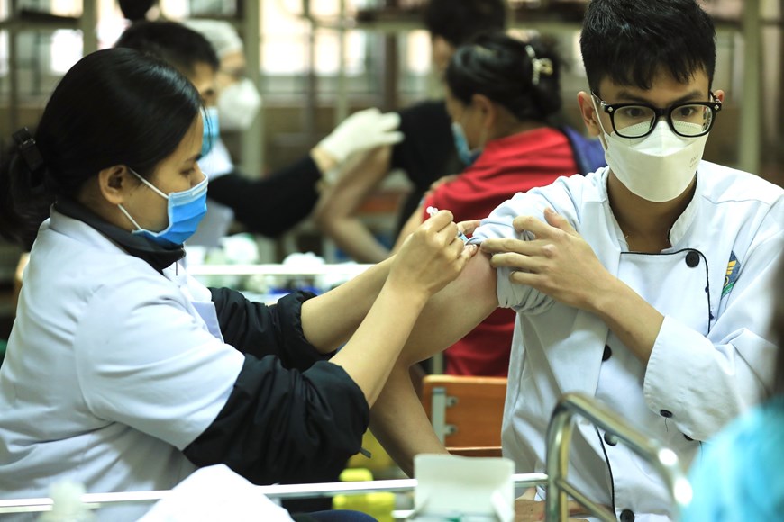 Aceleran campaña de vacunación de primavera contra la COVID-19 en Vietnam