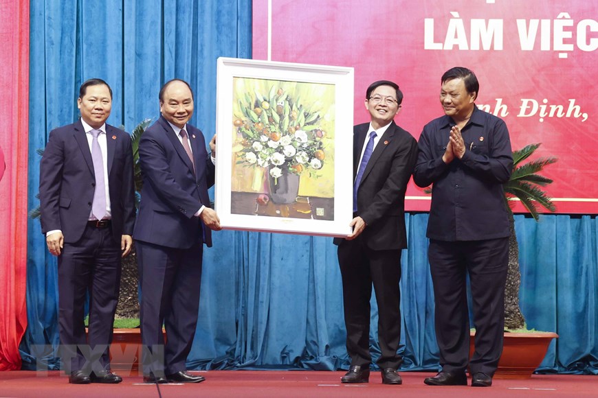 El presidente del estado se reúne con las autoridades de la provincia de Binh Dinh
