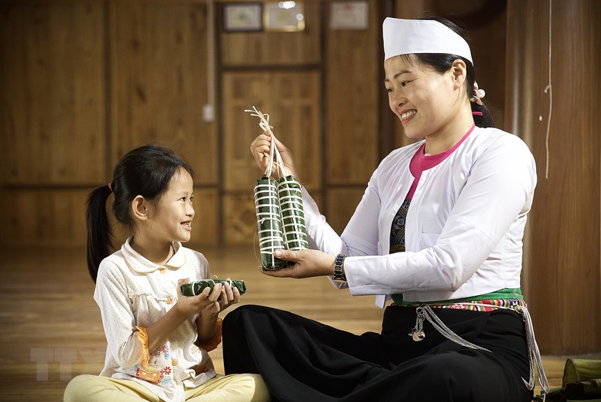 Envoltura de “banh chung” y “banh ong”, la belleza cultural del pueblo muong en la provincia de Hoa Binh