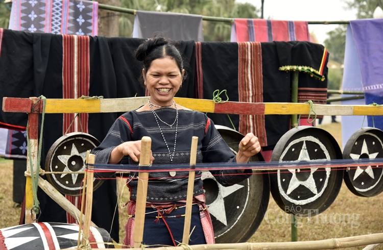 Único uso del brocado tradicional de la etnia Bana
