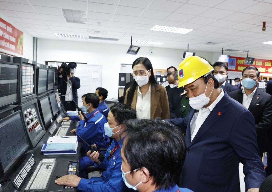 El presidente del estado visita la Petroquímica de Binh Son