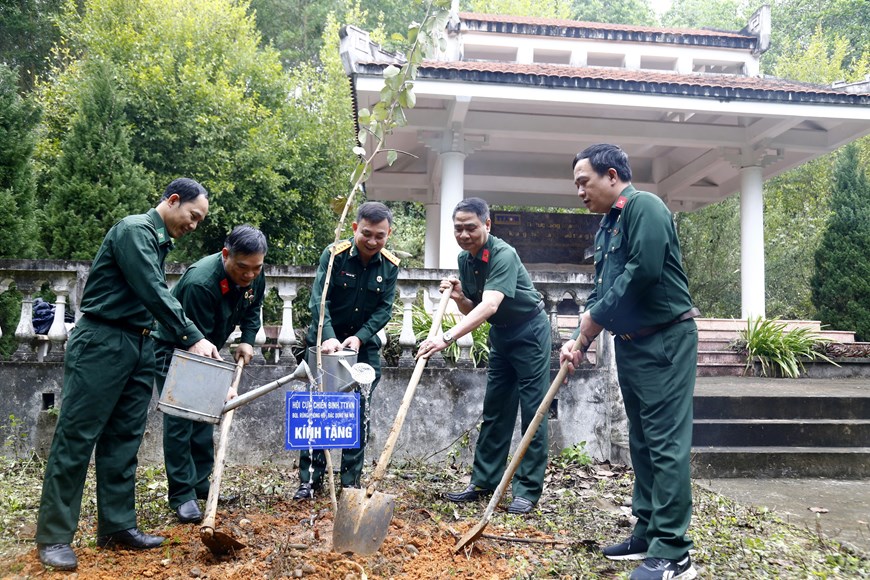 La Asociación de Veteranos de la Agencia Vietnamita de Noticias planta árboles en su sitio de reliquias