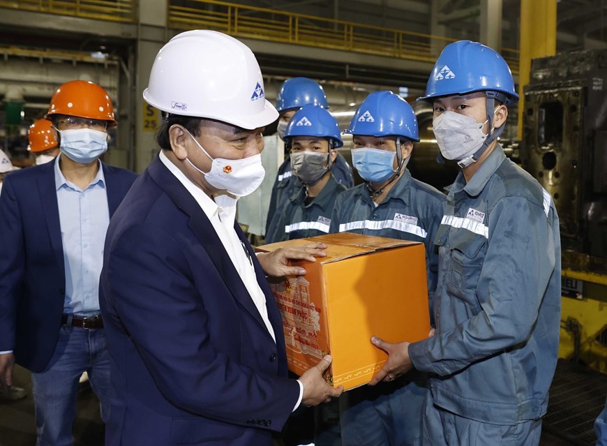 El presidente de Vietnam visita del complejo siderúrgico Hoa Phat Dung Quat en Quang Ngai