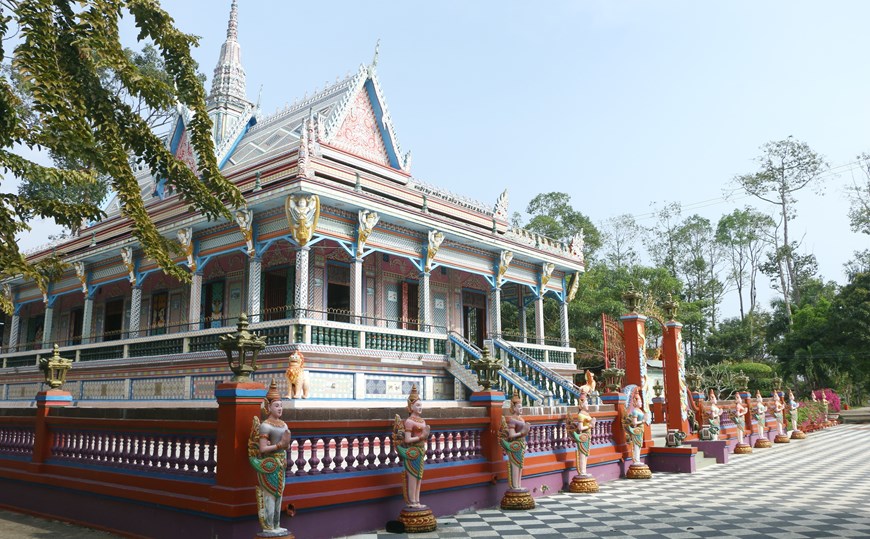 Pagoda cubierta de cuencos cerámicos en Soc Trang atracción turística de Vietnam