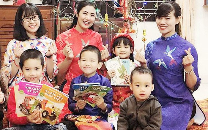 Regalar libros como buena suerte en el año nuevo lunar Belleza cultural en Vietnam