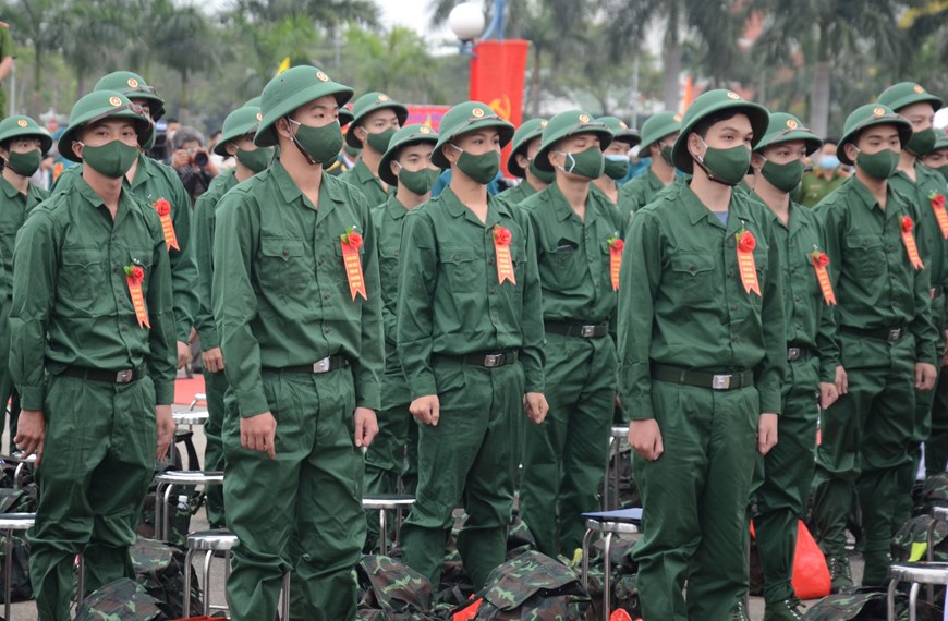 Jóvenes en Vietnam se alistan en el ejército
