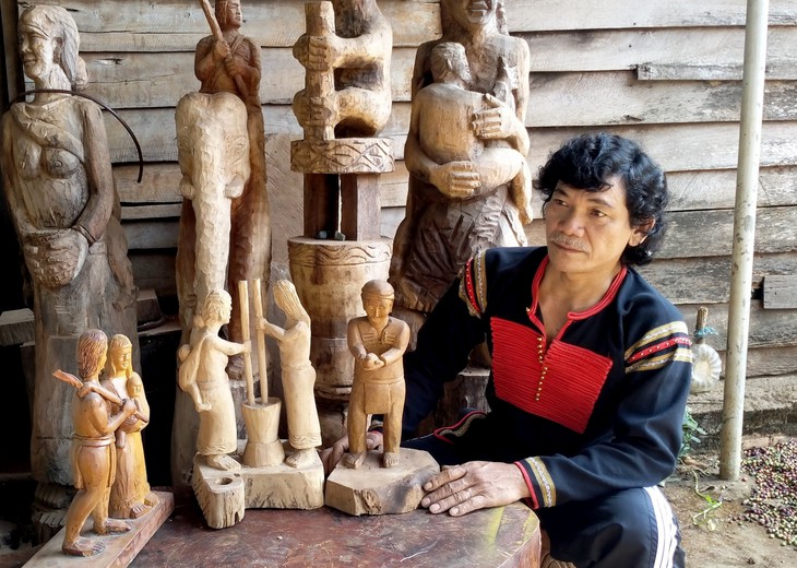 Y Thai Eban, un destacado escultor de los Ede