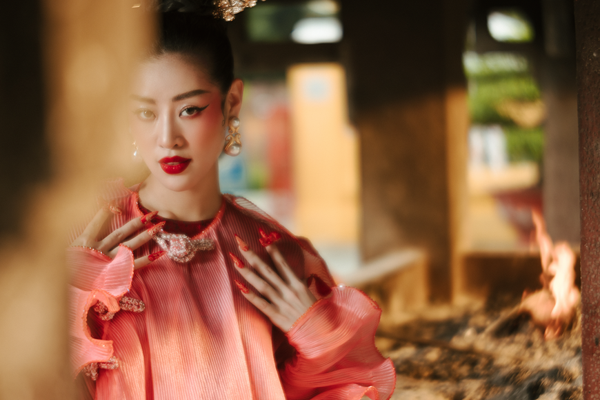La belleza misteriosa de Miss Universo Vietnam en fotos para saludar la primavera