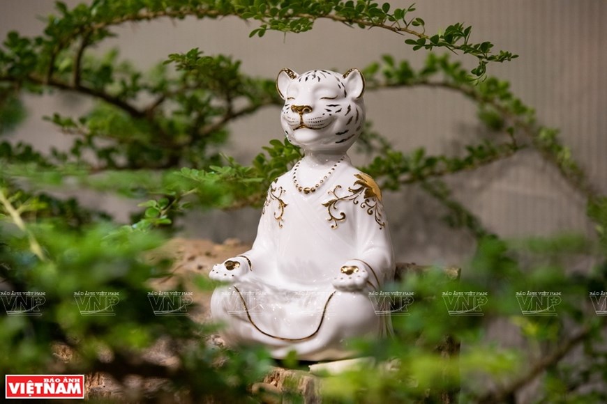 Admiran colección vietnamita de estatuas de tigre de porcelana