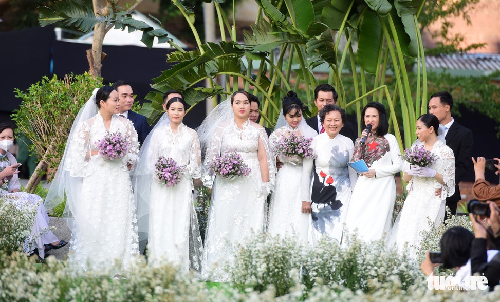 Se celebra boda especial de médicos vietnamitas en lucha contra el COVID-19
