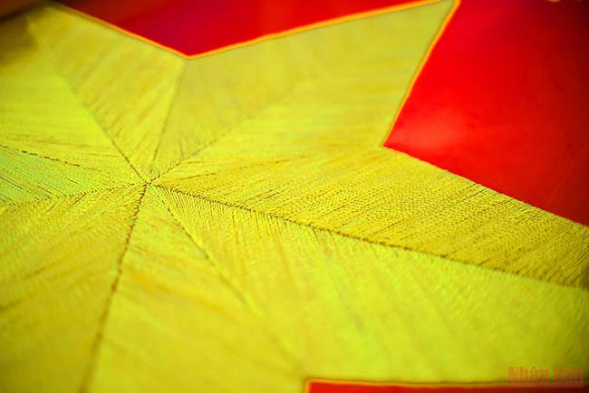 Visita a aldea de confección de banderas nacionales de Vietnam