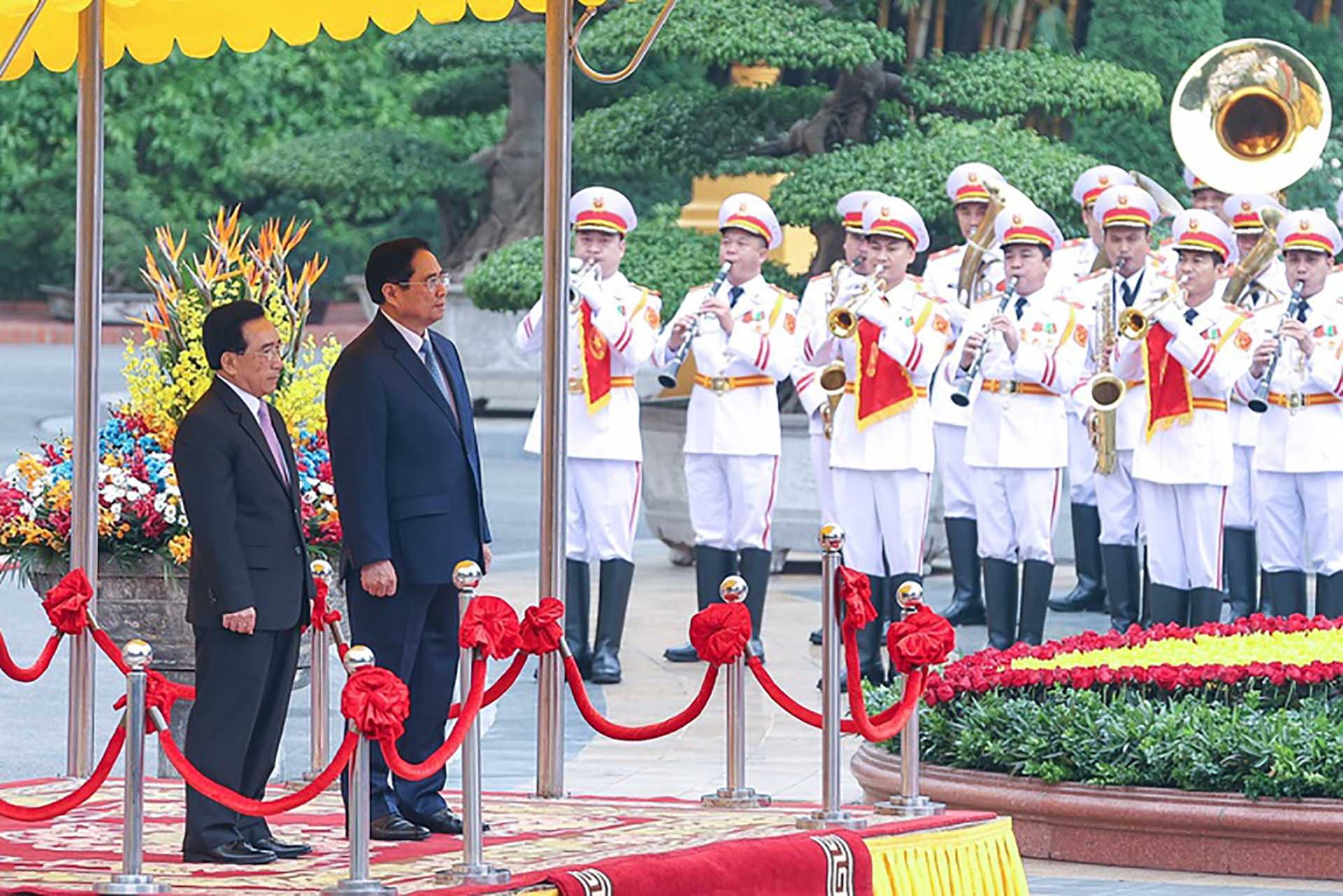 La prensa laosiana informa sobre la creciente cooperación integral entre Vietnam y Laos