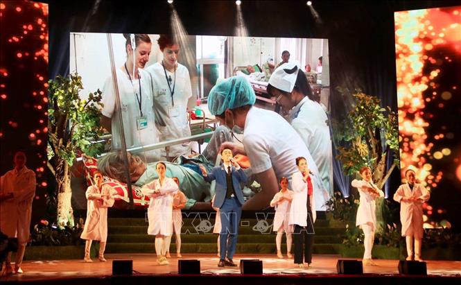 Programa de arte en homenaje al personal sanitario en Ciudad Ho Chi Minh