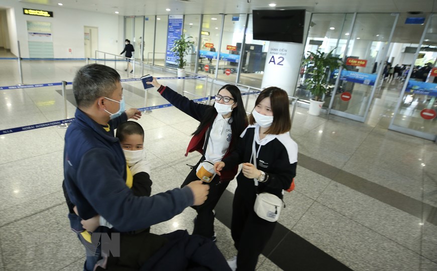 Imágenes de los primeros vietnamitas evacuados desde Ucrania que llegan a Vietnam