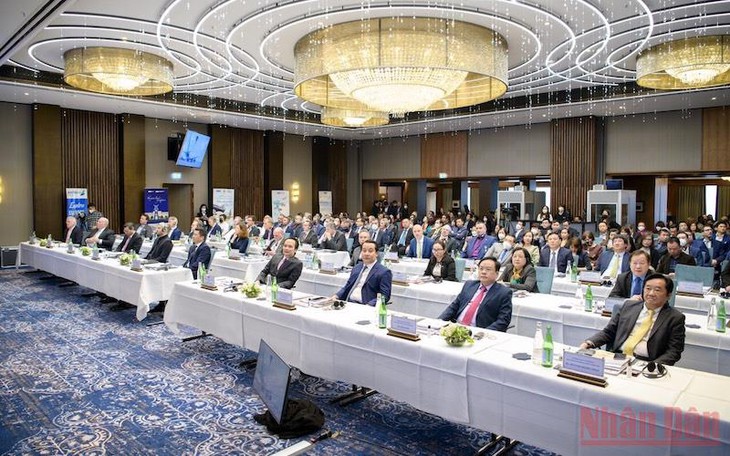 Empresas vietnamitas participan en un foro de promoción de inversiones en Alemania