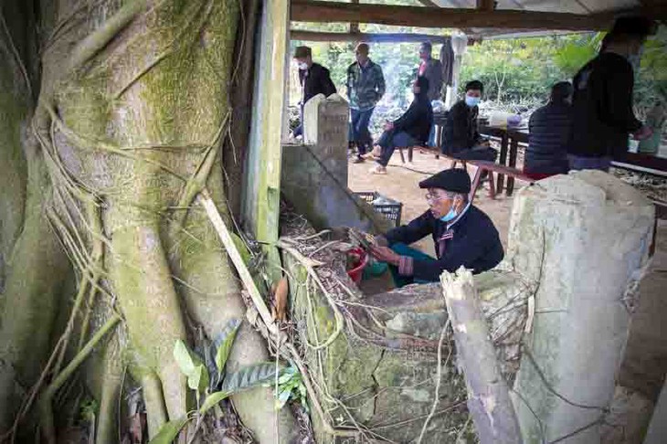 El ritual de adoración a la deidad de la selva, costumbre de la comunidad étnica Dao Rojo