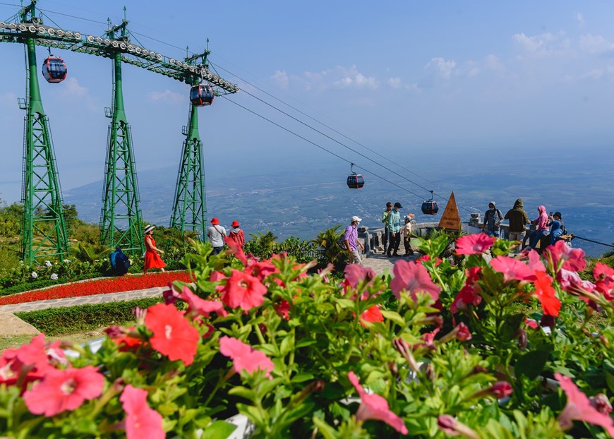 Nueva fisonomía de zona turística de la montaña Ba Den en Vietnam