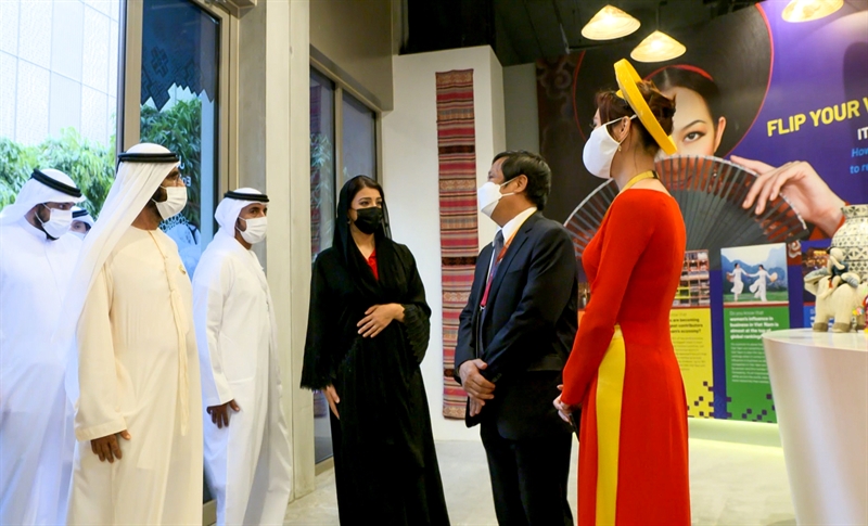 El primer ministro de Dubái visita stand de Vietnam en EXPO 2020