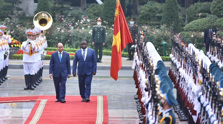Los presidentes de Vietnam y Sierra Leona fomentan los lazos de cooperación