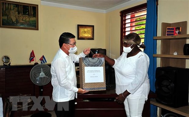 Entrega de donaciones a escuelas cubanas con nombre vietnamita