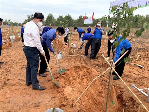 Jóvenes vietnamitas aportan a la protección del entorno natural