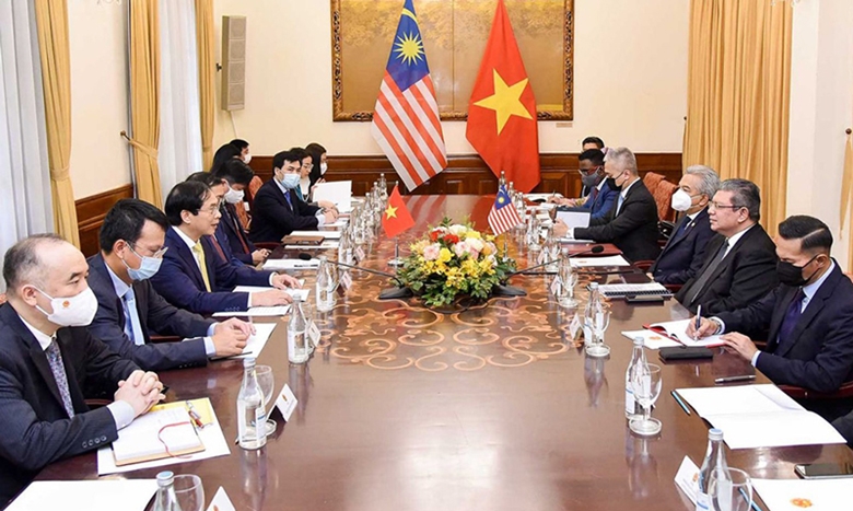 Conversaciones entre los Ministros de Relaciones Exteriores de Vietnam y Malasia para preparar la visita oficial del primer ministro malayo