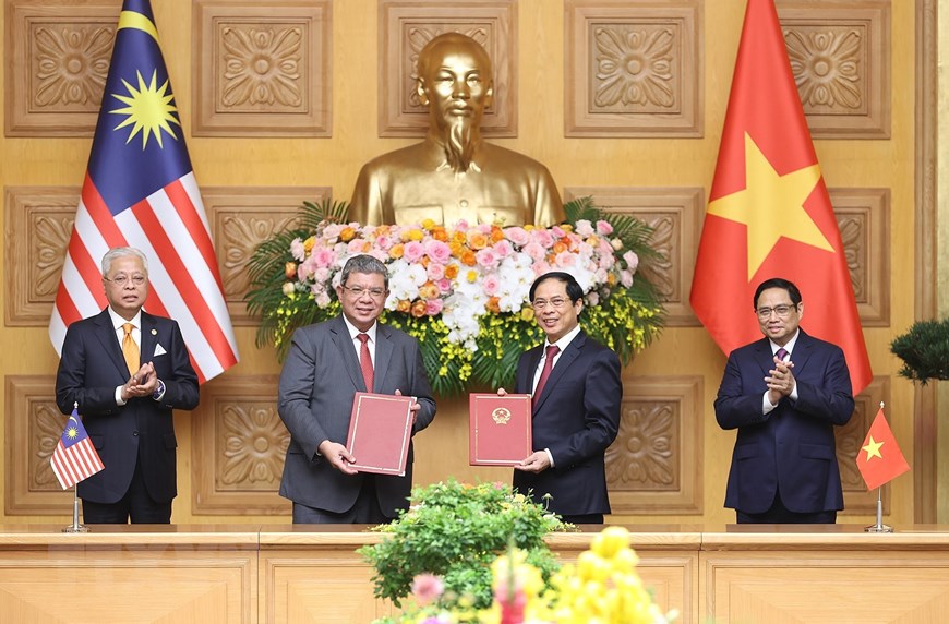 Imágenes de la ceremonia de firma de acuerdos de cooperación multisectorial entre Vietnam y Malasia