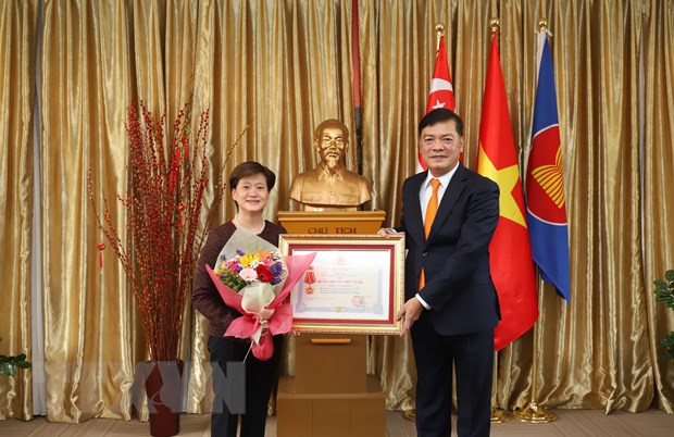La ex embajadora de Singapur condecorada con la orden de amistad y la insignia por la paz