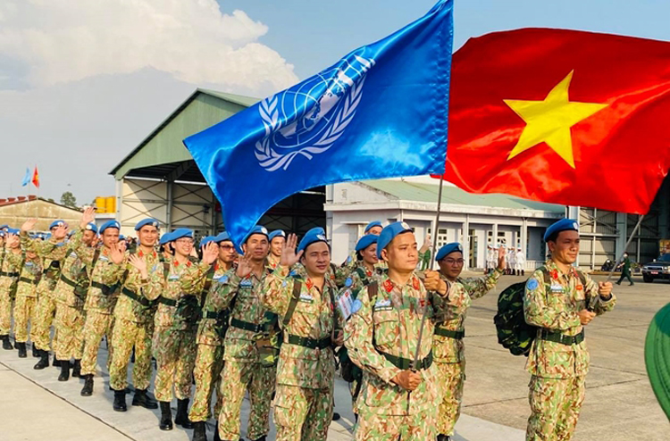 Visita de una delegación de la ONU al personal sanitario del hospital de campaña de Vietnam en Sudán del Sur