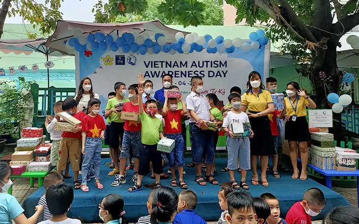 Unir las manos para apoyar a los niños con autismo