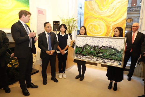 Niño prodigio vietnamita de la pintura realiza exposición en el Reino Unido