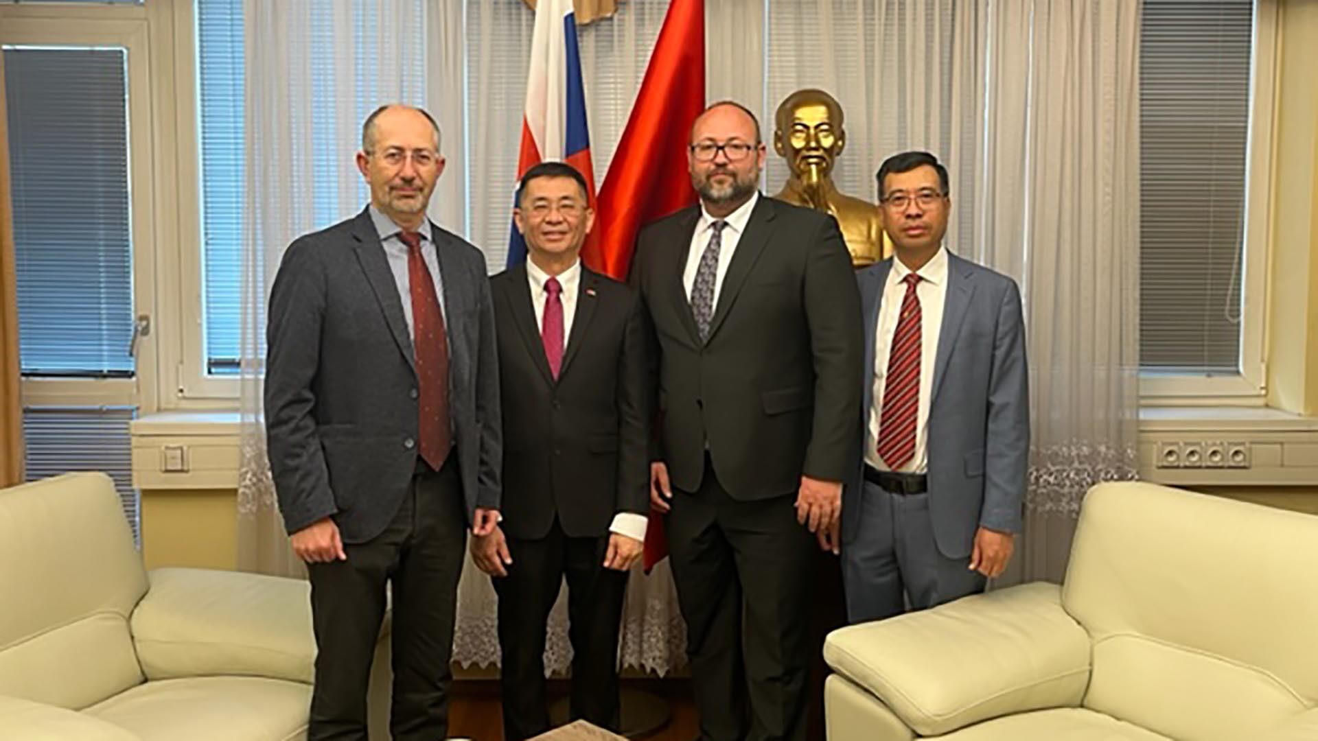 Vietnam y Eslovaquia buscan oportunidades de cooperación