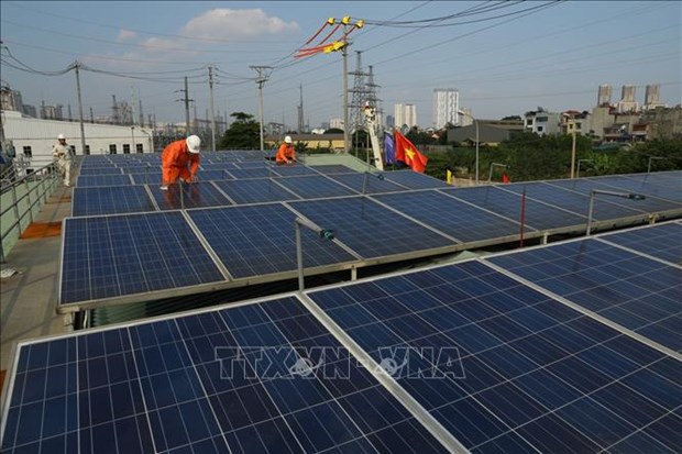 Empresas vietnamitas y británicas desarrollan sistemas de energía solar en techos