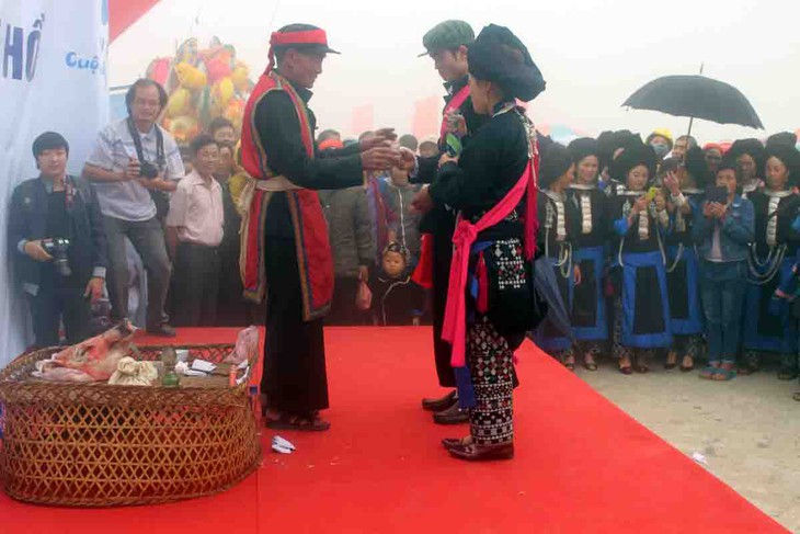 El rito “Pái tòng”, una ceremonia indispensable en las bodas de la comunidad étnica Dao Khau