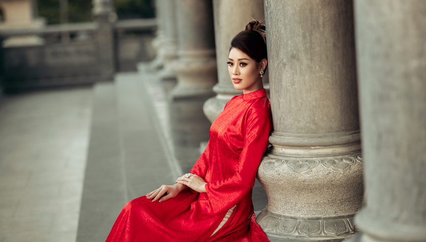 Belleza vietnamita con traje tradicional brilla bajo la puesta de Sol