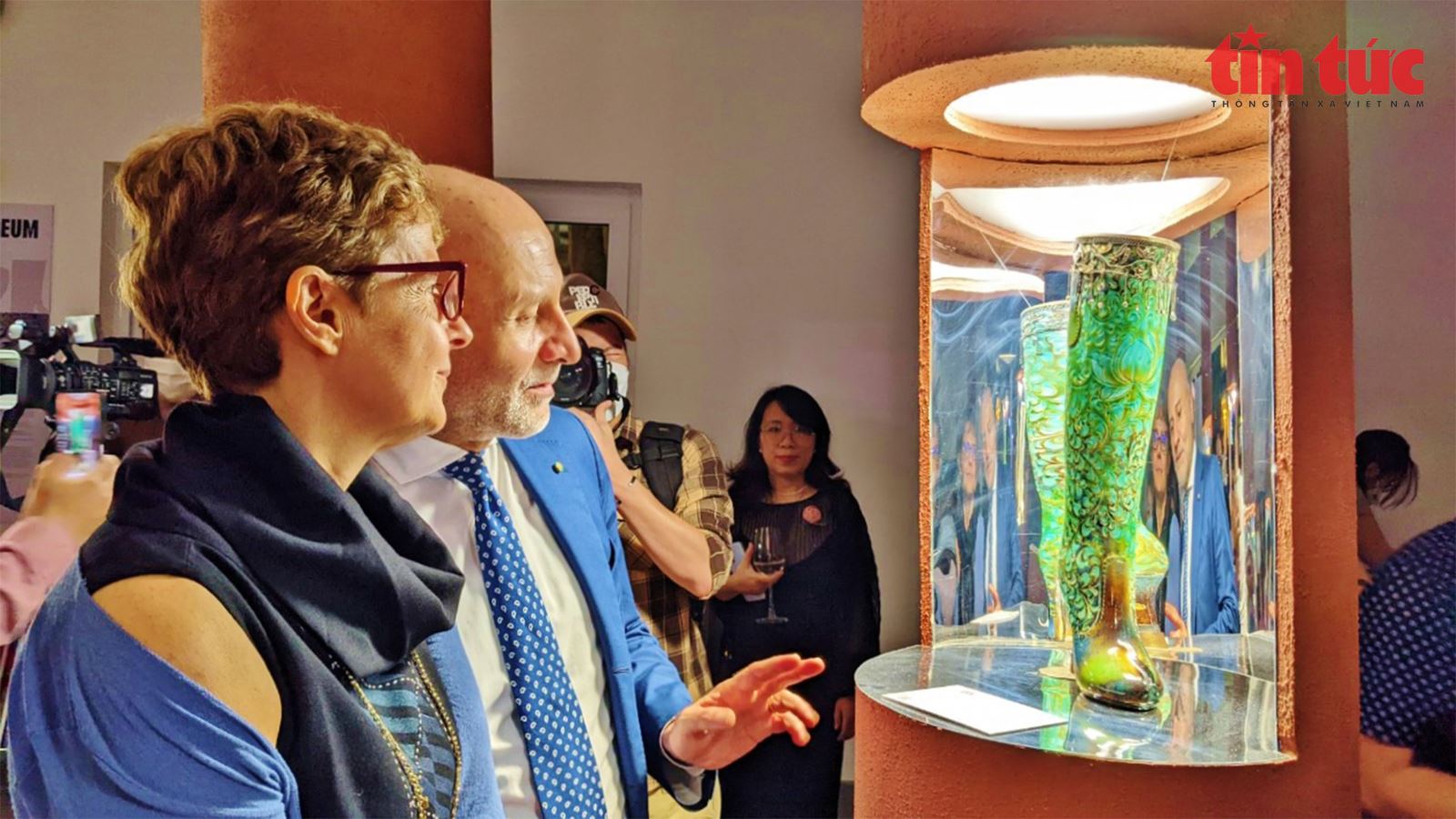 Exposición sobre las botas de cerámica de Bat Trang inspiradas en la cultura italiana