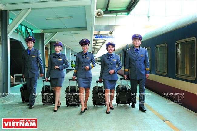 Viajan Vietnam por línea ferroviaria que conecta el Norte y el Sur