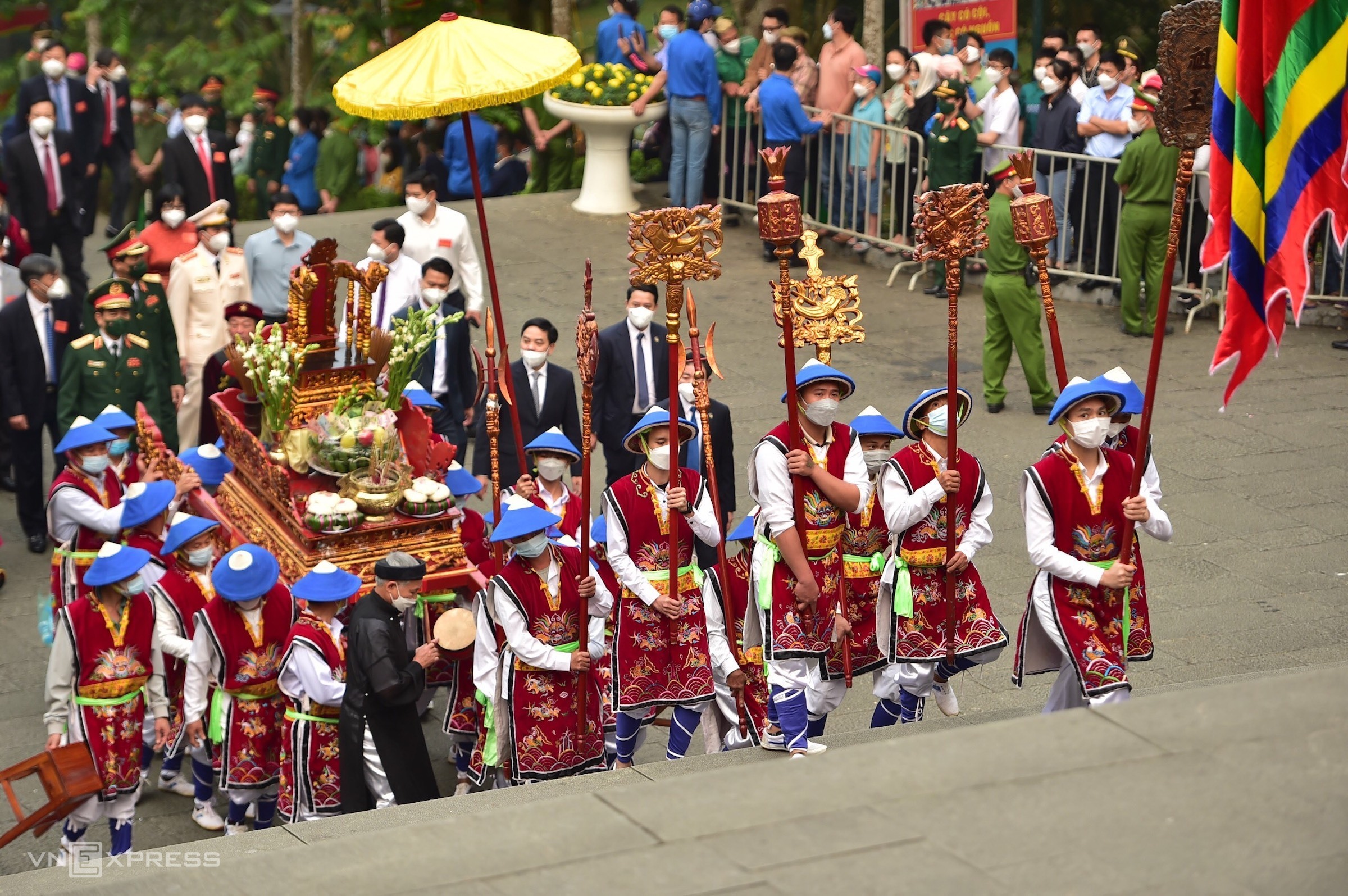 Cientos de miles de personas rinden homenaje a los reyes Hung