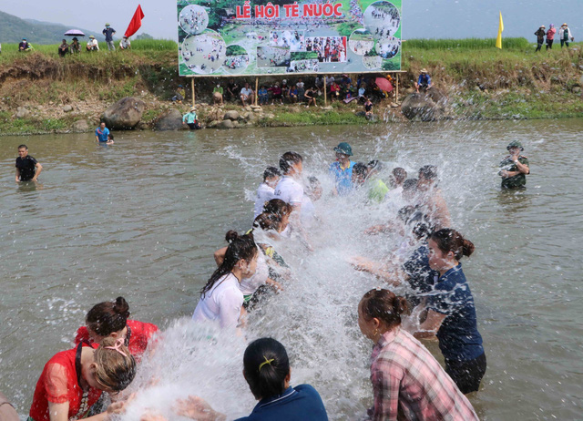 Emocionante Festival de los thai blancos Kin Pang en Lai Chau