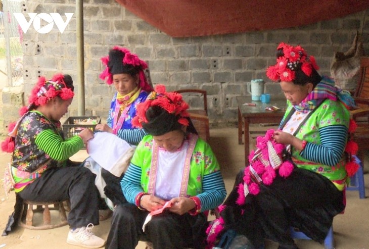 Los trajes únicos y sofisticados de las mujeres del grupo étnico Mong Blanco