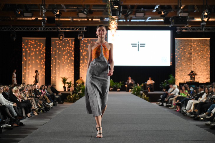 Marca de moda vietnamita presenta seda y brocados del país en Suiza